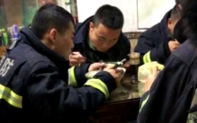 消防员深夜去面馆吃饭  店主表示不收钱