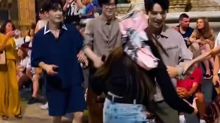 龚俊和地球超新鲜一行人，在西西里街头与当地居民一起载歌载舞，气氛超燃超H。龚俊的舞艺越来越好，玩的很开心