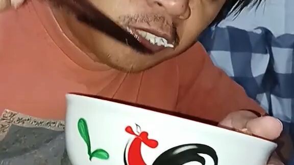 makan pangsit dan nasi pake sumpitttt