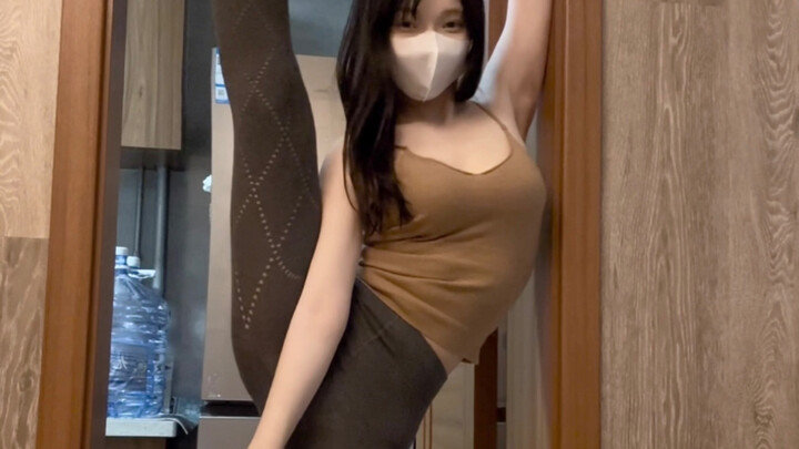 فيديو يوميات تمارين التمدد بالباليه في المنزل (بنطال خيوط)