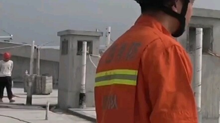 消防接到报警称有人跳楼，到场后发现有18人......