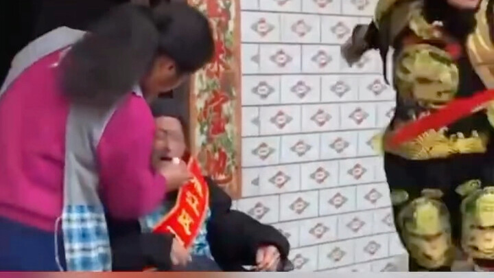 Con gái tổ chức mừng thọ cho cha mời đoàn kịch Tứ Xuyên biểu diễn biến mặt, cụ ông trăm tuổi sợ đến 