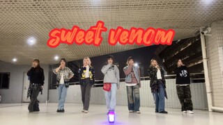 The first 7-person dance cover of the chorus of "Sweet Venom" on the Internet / sweet hehehe... / It