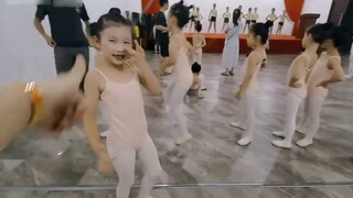 Anak-anak kecil yang berpartisipasi dalam berbagai kompetisi dan kelas minat selama liburan musim pa