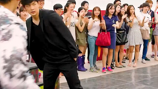 Người đàn ông đeo kính phát hiện ra tình huống kẻ thù nghiêm trọng và kết quả thật buồn cười