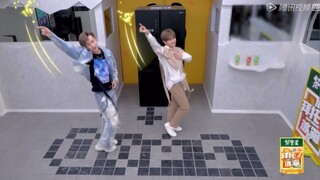 AK and Xiaojiu play shuttlecock and dance together as exercise