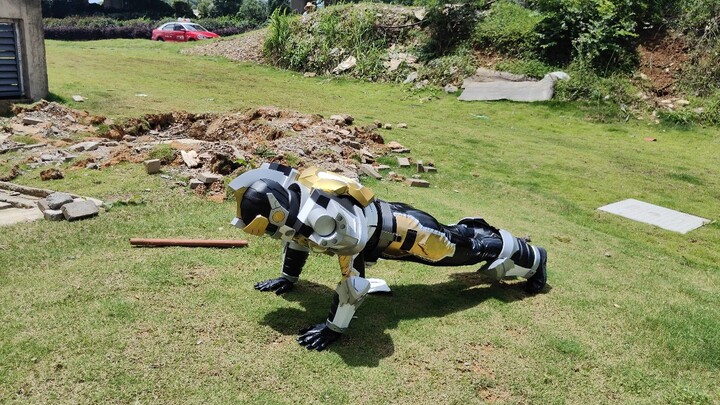 "Kekuatan Armor Berat" Lakukan push-up dengan armor berlian