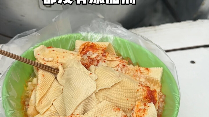 Ai mà từ chối được món xiên đậu phụ tẩm canh gà 20 năm không đổi chứ?!