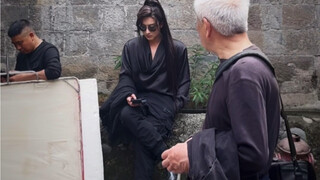 “Ở góc phía nam thành có một ông thầy bói mù họ Lý, ngồi cả ngày không rời.”