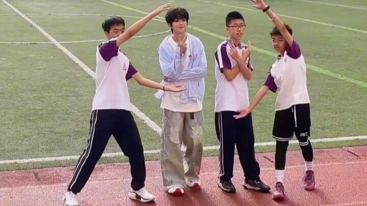 Tak pernah ada kekurangan penari di kampus. Mereka tampak cantik dan keren di masa muda mereka, dan 