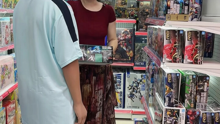 Các chàng trai đến mua Bandai Unicorn Gundam