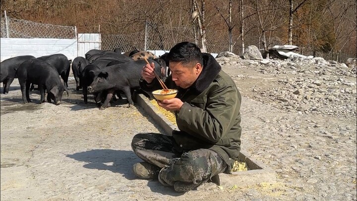 Dengan uang kurang dari 50 yuan, aku bikin satu panci masakan khas daerah untuk teman-teman, yaitu C