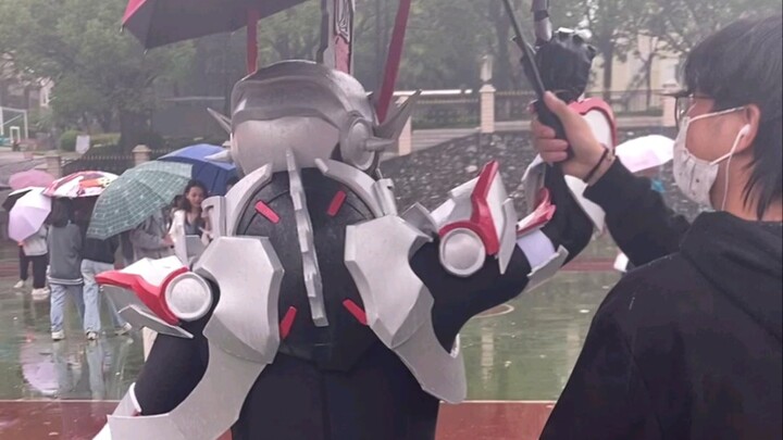 Saat kamu cosplay Kamen Rider di sekolah