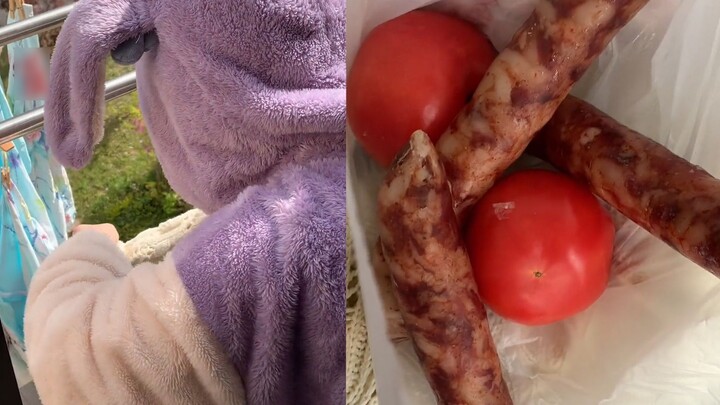 A Shanghai woman was crying because of her neighbor's sausages. She wanted to exchange tomatoes for 