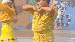 The guy is in such a good mood, this is not work, this is doing what he loves #InkiZoo