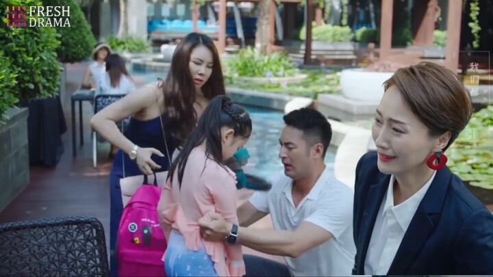 Little girl jumped into the water before her parents and mistress, making all of them feel guilty!