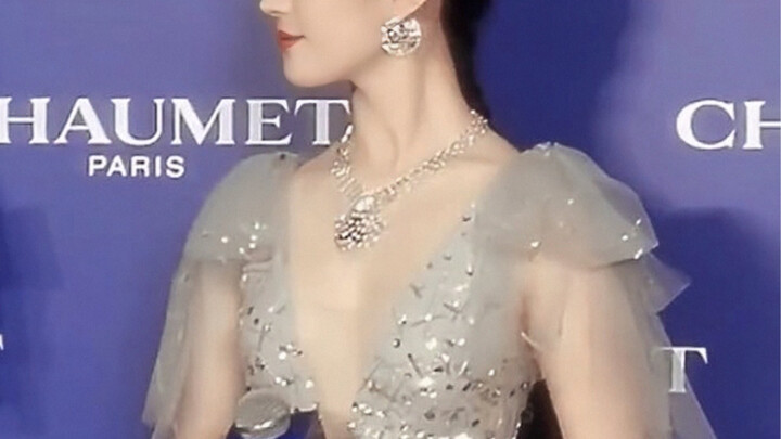 “Raw Photo Challenge” | A Vertical-Format Gallery of Celebs Without Filters