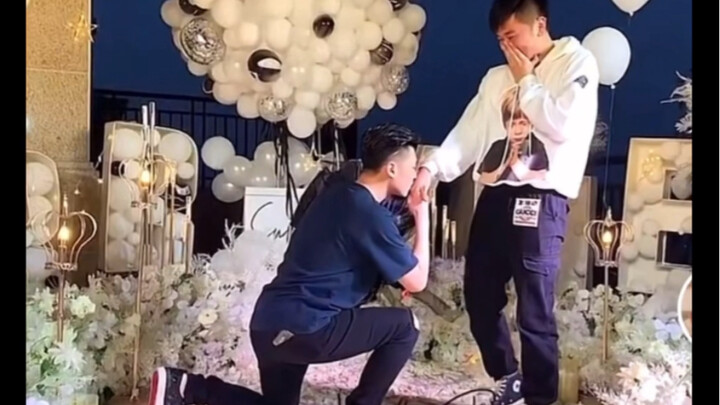 [Boy Proposes to Another Boy] Turns Out the World Is So Beautiful—Love Knows No Gender.