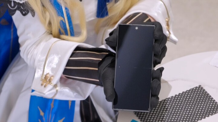 "Hidup itu sulit, Phoebe mengamen" Phoebe mengajarimu cara memasang film pelindung di ponselmu