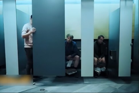 محرج! الحمام العام له باب واحد فقط!