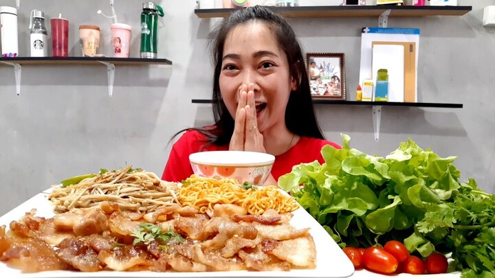 มาจร้าหมูย่างในกระทะ เห็ดเข็มทองผัด มาม่าเผ็ด กับผักสดกรอบๆเลยค่ะ