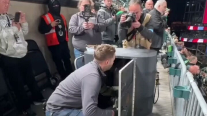 Lễ diễu hành nhập sân bóng bầu dục kiểu Mỹ: trước trận đấu, đại bàng được thả bay vào sân, không khí