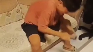 快管管中国游戏吧，孩子玩游戏玩魔怔了，气得狂扇自己