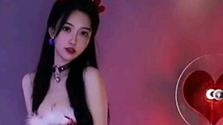 南妹儿性感身材诱惑展示