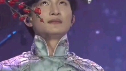 【تشو شين】 يُلمح خلسةً نظرةً واحدة، ثم يتظاهر كأننا لم نرَ شيئًا!