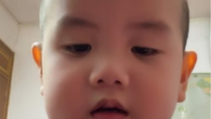 ลูกชายของผมขออวยพรปีใหม่ล่วงหน้าให้คุณอา คุณพี่ชาย และคุณพี่สาวครับ!