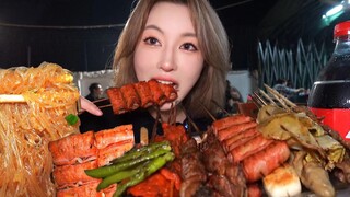 I secretly ate barbecue late at night without my mom's knowledge. The more I ate, the more delicious