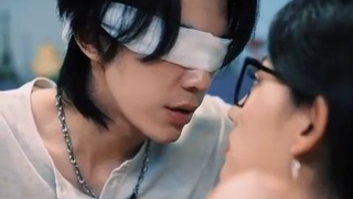 Seorang pembantu baik hati menolong pria buta, ternyata dia bos mafia yang jatuh cinta