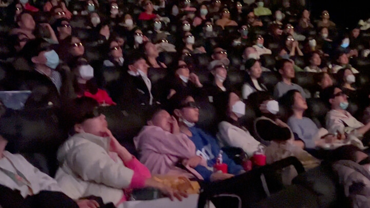 Selama Festival Lentera, di sebuah teater di Beijing tempat Deep Sea dipertunjukkan, banyak penonton