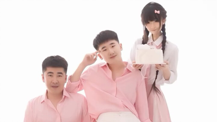 รูปครอบครัวที่บล็อกเกอร์โพสต์ ทำให้แยกไม่ออกว่าทั้งสามคนมีความสัมพันธ์กันยังไงในตอนแรก