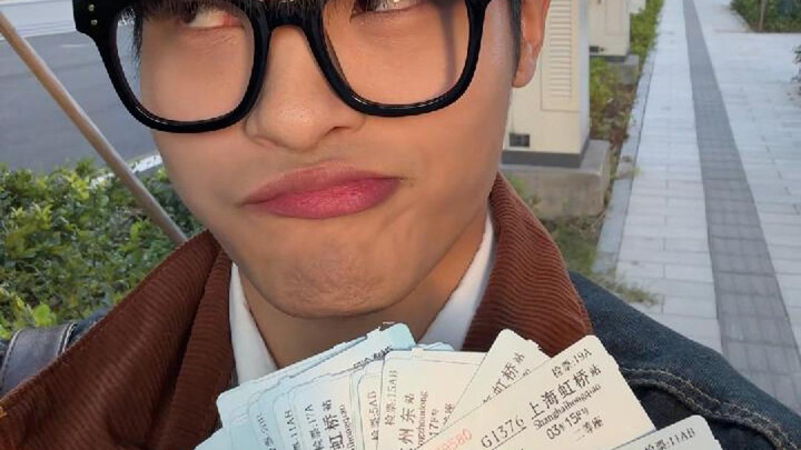 When You Have a Boyfriend From Another City Who Comes to See You Every Week