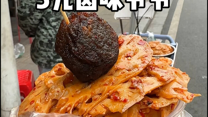 Kakeknya terlalu murah hati—satu porsi makanan bumbu seharga 5 yuan malah diisi sampai menumpuk seti