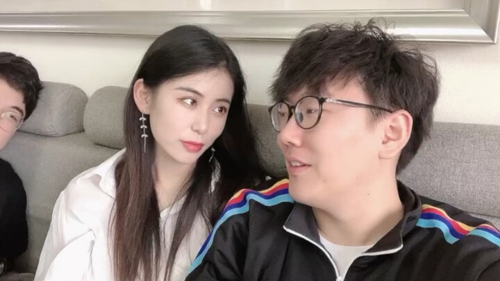 Đưa Trần Tuệ Mẫn đi xem trận chung kết Liên Minh Huyền Thoại có hơi mất mặt nhỉ