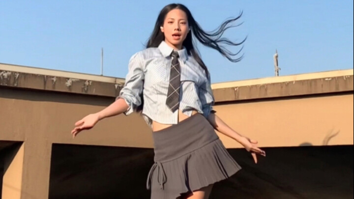 Style toàn bộ bài nhảy lại | Sức hút của bài này chính là khiến người ta bất giác mỉm cười, quay suố