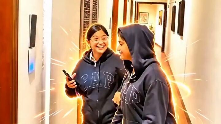 双胞胎恶搞酒店门铃 | Twin Sisters Prank Hotel Guests 💀 comedy siblings 😍