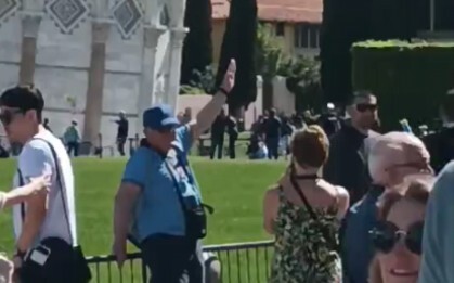 A passerby's perspective when you take a photo while holding the Leaning Tower of Pisa