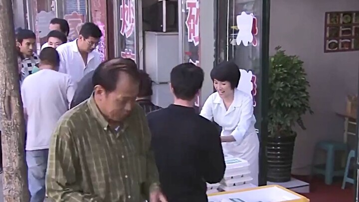 Box lunches for 4 yuan are ignored, while the stall next door sells them for 5 yuan each and is boom