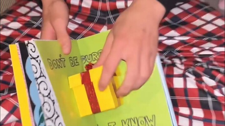 Hải Mã Quốc Tế Truyền Thông | Cặp đôi blogger hải ngoại nhận được một món quà đặc biệt!