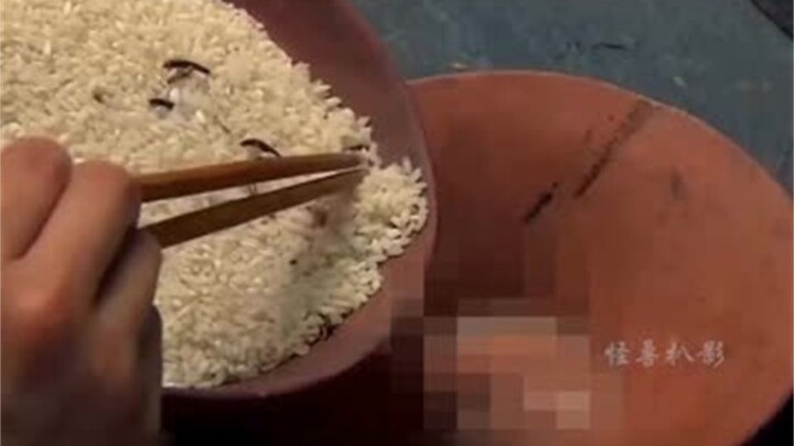 Tân phi bị giáng xuống lãnh cung, bữa nào cũng chỉ được ăn gạo đã mọt; Đại vương vừa nhìn thấy liền 