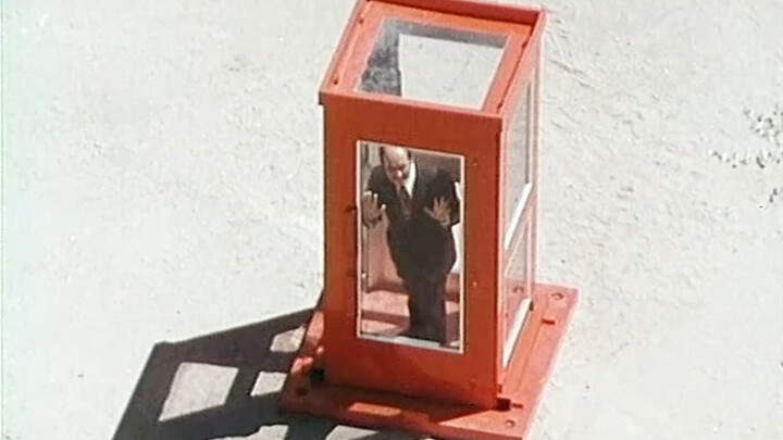 Buồng điện thoại “mời quân vào bẫy” như một thời đại u mê, bất lực tự thân, đầy tuyệt vọng và đè nén