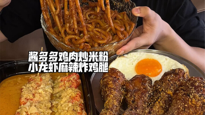 Mì gạo xào thịt gà sốt tương nhiều, tôm hùm đất và đùi gà chiên cay