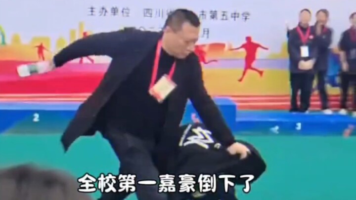 “Jiahao TV”: Lord Jiahao must think he’s so handsome—after spending all day scaling campus walls, he