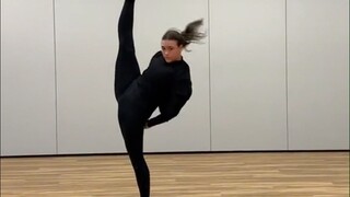 What a strong dancing skill! This series of movements is smoother than chocolate.