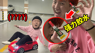 ก้นน้องชายฉันติดอยู่กับรถของเล่น! แล้วฉันก็พาเขาไปช้อปปิ้ง! สุดท้ายเด็กๆ ก็มองเขาอย่างบ้าคลั่ง 555! 