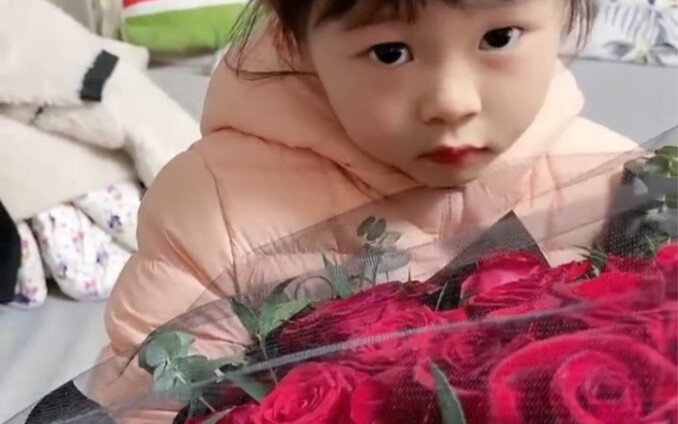 Ngữ Nhi biết đây là hoa hồng Valentine bố tặng mẹ, biểu cảm từ vui vẻ chuyển sang buồn bã của bé đán