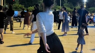 更新更新#小眼神儿广场舞 #小蛮腰扭起来 #提前步入老年生活 #广场舞小鲁班 #扭起来